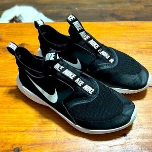 Youth Nike Flex Runner size 5, in great condition
